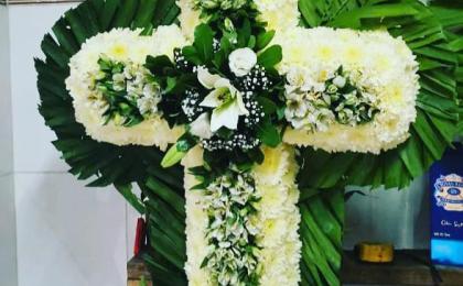 cruz de flores para funeral, difunto, funebre