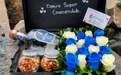 caja de rosas con botella de tequila y botana para caballero 