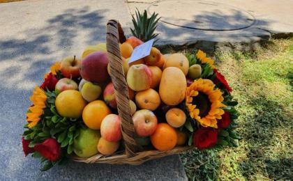 canasta de frutas, arreglo frutal, canasta de flores con fruta