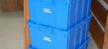 Cajas apiladas en carrito.