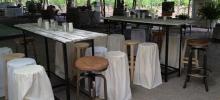 Mesas de Bar y bancos con capelos de tela Vintage