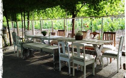 Mesas viejas rustic chic con sillas de diferentes estilos 