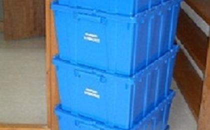 Cajas apiladas en carrito.
