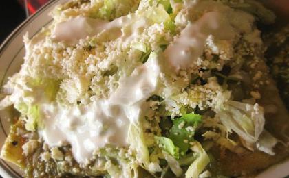 Sopes de chicharron en salsa verde