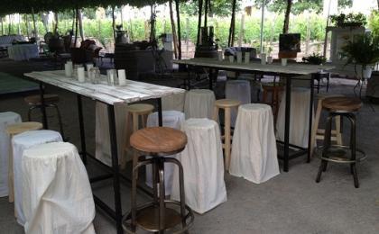 Mesas de Bar y bancos con capelos de tela Vintage